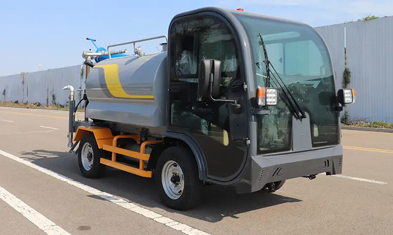 城市美容師的"智能畫(huà)筆"：新能源灑水車(chē)開(kāi)啟環(huán)衛(wèi)作業(yè)新篇章