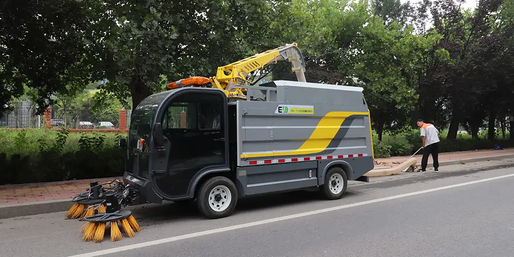 樹葉收集車，新能源樹葉收集車，多功能樹葉收集車，四輪樹葉收集車