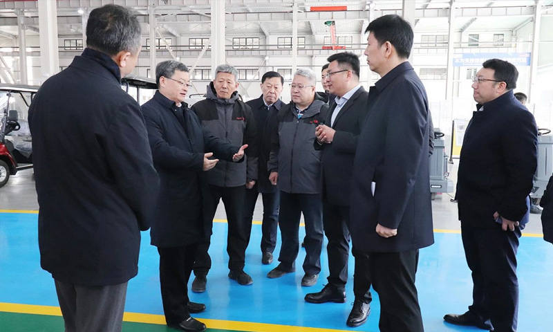 熱烈歡迎濟(jì)南市長(zhǎng)于海田蒞臨巨能智造產(chǎn)業(yè)園區(qū)調(diào)研復(fù)工及科技創(chuàng)新發(fā)展情況！深入山東百易新能源環(huán)衛(wèi)車總裝車間參觀指導(dǎo)！