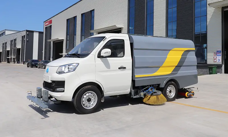 新能源純電動(dòng)洗掃車，高效洗掃，徹底解決輔道、非機(jī)動(dòng)車道等狹窄路段路面清潔問(wèn)題