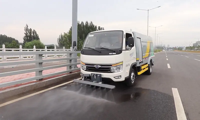 新能源路面養(yǎng)護(hù)車——讓城市清潔更智能、更高效