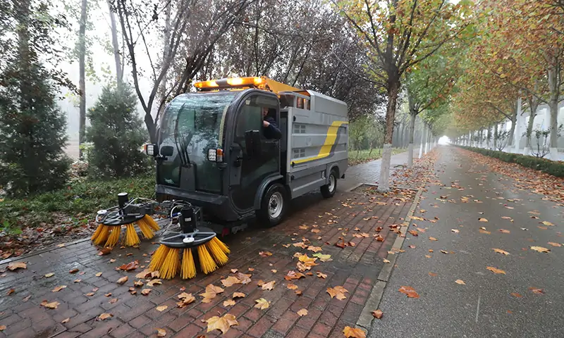 純電動樹葉收集車：高效環(huán)保的城市“清潔衛(wèi)士”