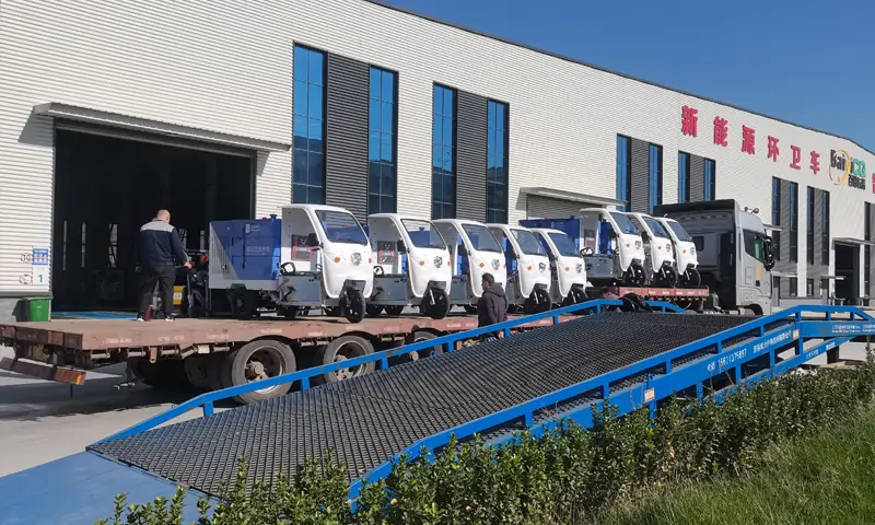 三輪多功能高壓清洗車交付客戶現(xiàn)場(chǎng) 小型化、多功能、易操作成亮點(diǎn)