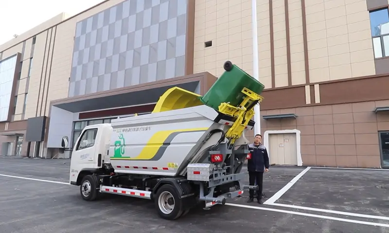 純電動(dòng)后裝垃圾車(chē)交付使用，高效賦能城市垃圾清運(yùn)工作