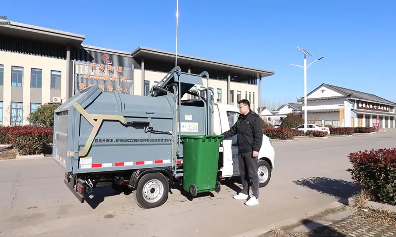 智慧環(huán)衛(wèi)新選擇——側(cè)裝式新能源垃圾清運(yùn)車(chē)全面提升城市清潔效率
